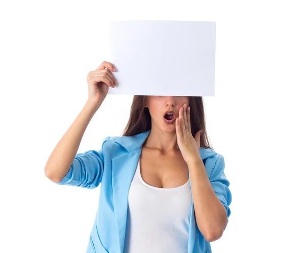 Femme tenant une feuille blanche de papier — Photo