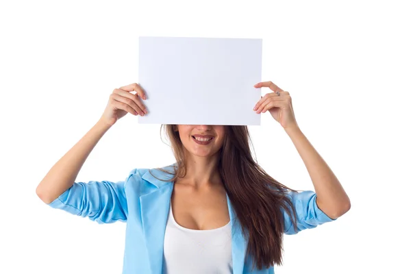 Mujer sosteniendo hoja blanca de papel — Foto de Stock