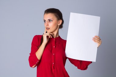 Beyaz kağıdın tutan kadın