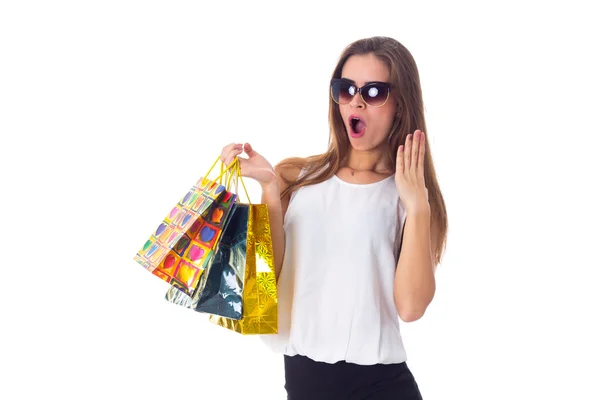 Mujer en gafas de sol con bolsas de compras — Foto de Stock