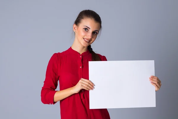 Mujer sosteniendo hoja blanca de papel — Foto de Stock