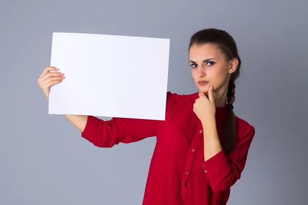 Mulher segurando folha branca de papel — Fotografia de Stock