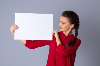 Beyaz kağıdın tutan kadın