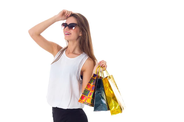 Mujer en gafas de sol con bolsas de compras — Foto de Stock