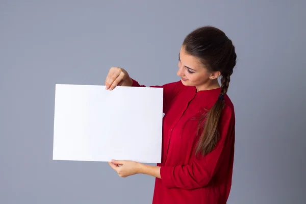 Mujer sosteniendo hoja blanca de papel — Foto de Stock