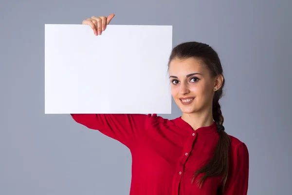 Mulher segurando folha branca de papel — Fotografia de Stock