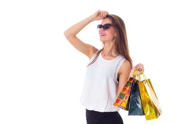 Mulher em óculos de sol com sacos de compras — Fotografia de Stock