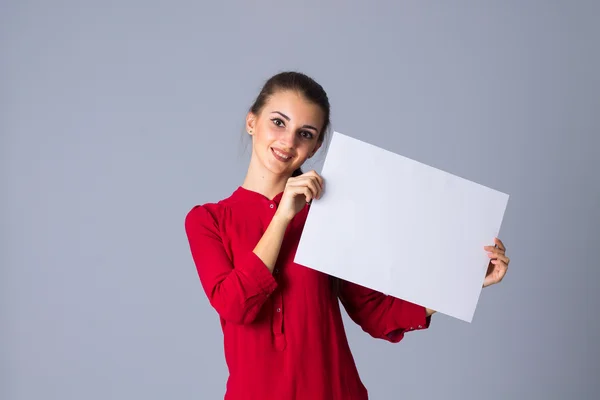 Γυναίκα που κρατά λευκό φύλλο χαρτί — Φωτογραφία Αρχείου