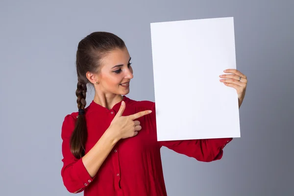 Frau mit weißem Blatt Papier — Stockfoto