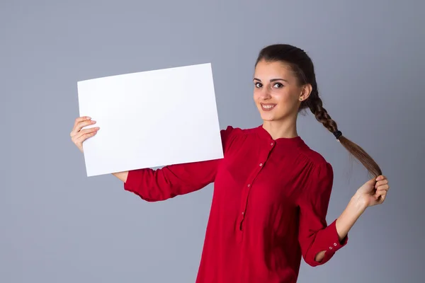 Donna in possesso di foglio bianco di carta — Foto Stock