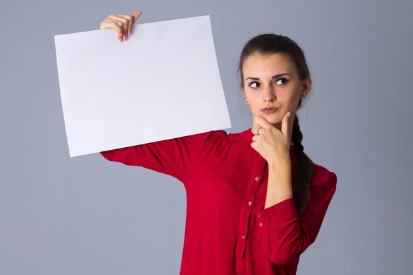 Mulher segurando folha branca de papel — Fotografia de Stock