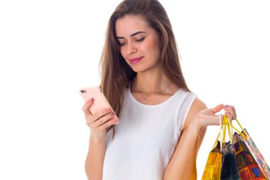 smartphone ve alışveriş torbaları kadın ile