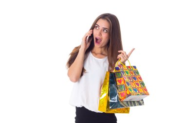 smartphone ve alışveriş torbaları kadın ile