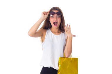 kadın güneş gözlüğü ve alışveriş çantası