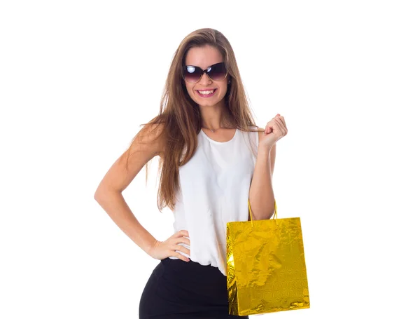 Vrouw in zonnebril met boodschappentas — Stockfoto