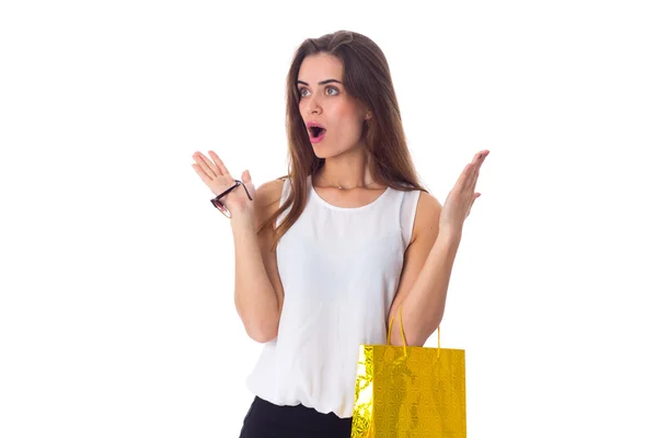 サングラス ・ ショッピング バッグを持つ女性 — ストック写真