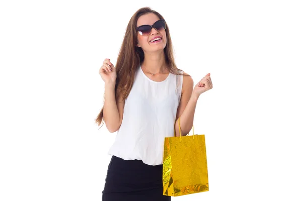 Женщина в солнцезащитных очках с сумкой — стоковое фото