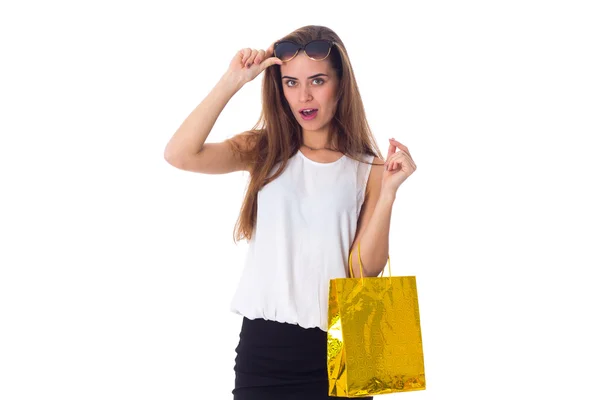 Mujer en gafas de sol con bolsa de compras — Foto de Stock