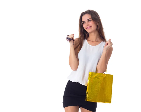 Mujer con gafas de sol y bolsa de compras — Foto de Stock