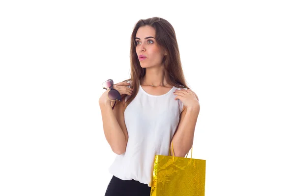 Mujer con gafas de sol y bolsa de compras — Foto de Stock