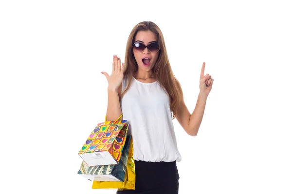 Mujer en gafas de sol con bolsas de compras — Foto de Stock