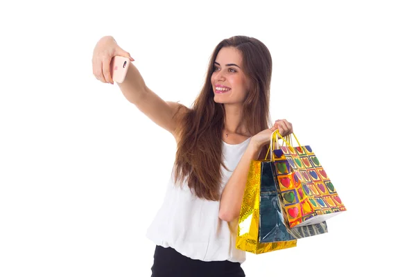 Γυναίκα με τσάντες αγορών λήψης selfie — Φωτογραφία Αρχείου