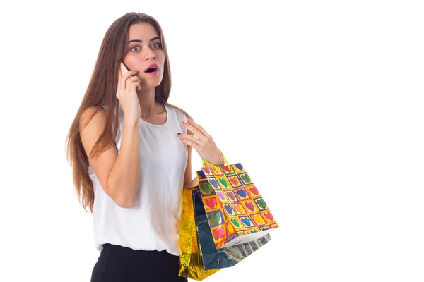 Frau mit Smartphone und Einkaufstaschen — Stockfoto