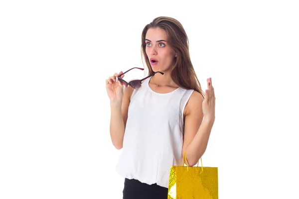 Frau mit Sonnenbrille und Einkaufstasche — Stockfoto