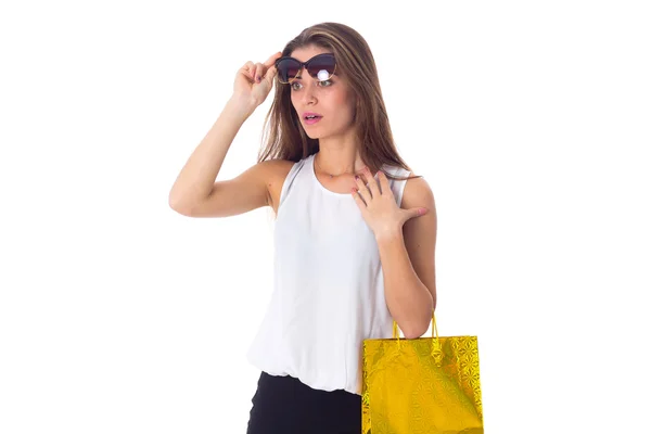 Γυναίκα με γυαλιά ηλίου και τσάντα για ψώνια — Φωτογραφία Αρχείου