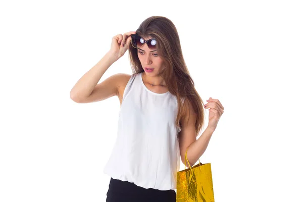 Femme avec lunettes de soleil et sac à provisions — Photo