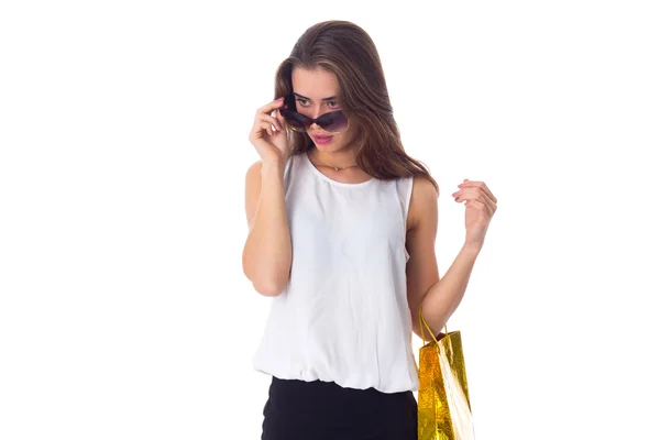 Mulher com óculos de sol e saco de compras — Fotografia de Stock