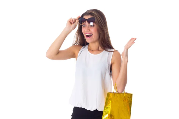 Mujer con gafas de sol y bolsa de compras — Foto de Stock