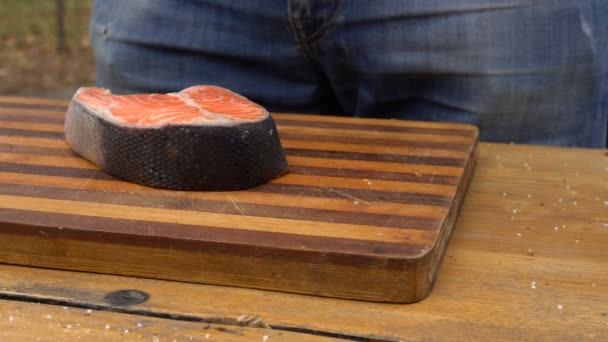 Preparación de filetes de salmón crudo — Vídeos de Stock