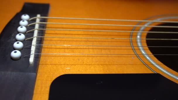 Přírodní dřevěná klasická akustická kytara — Stock video