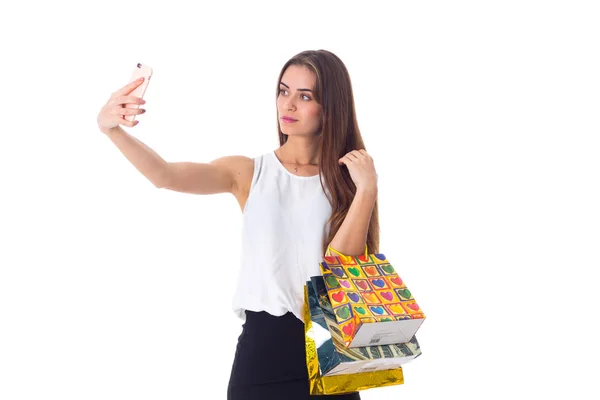 Mujer con bolsas de compras haciendo selfie — Foto de Stock