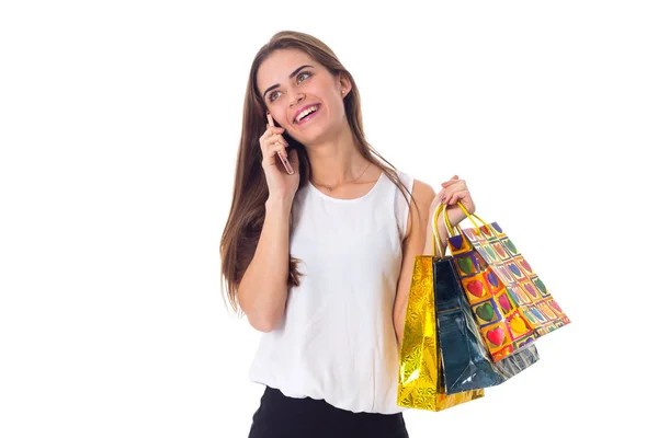 Vrouw met smartphone en boodschappentassen — Stockfoto