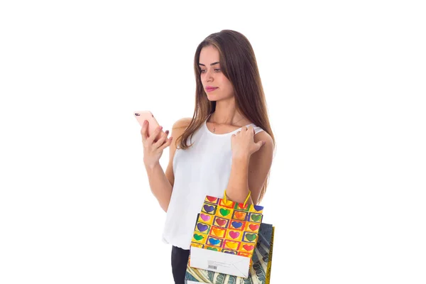 Femme avec smartphone et sacs à provisions — Photo