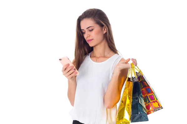 Женщина со смартфоном и сумками — стоковое фото
