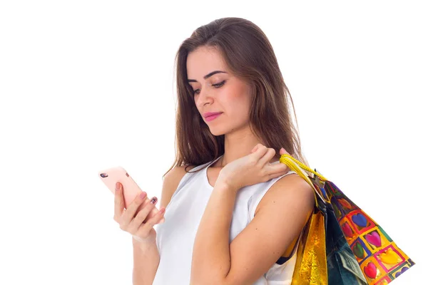 Kobieta z smartphone i torby na zakupy — Zdjęcie stockowe