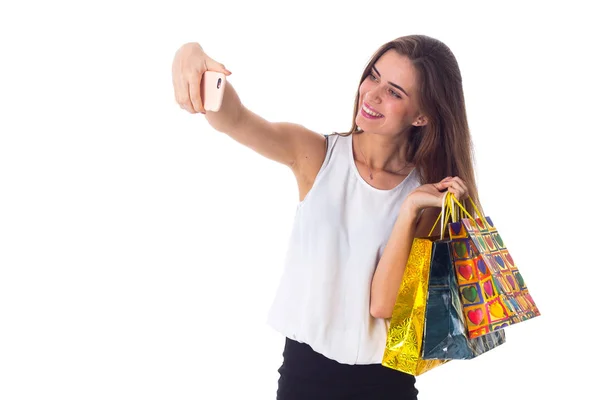 Femme avec des sacs à provisions faisant selfie — Photo