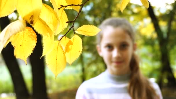 Веселый портрет девушки-подростка осенью — стоковое видео