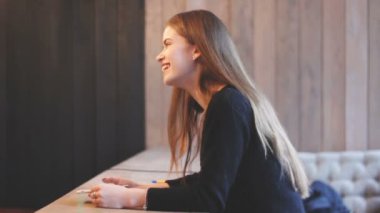 Kafede oturan güzellik genç kadın