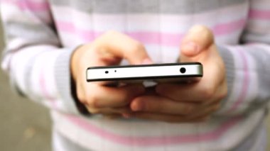 Genç kız ve smartphone