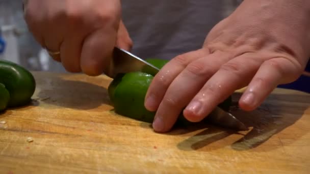 Man cutting pepper — Stock Video