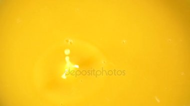 Portakal suyu içine düşen dilimlenmiş portakal