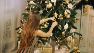 güzel kadın Noel ağacı süslemek