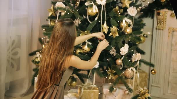 Beautiful woman decorate Christmas tree — Stock Video