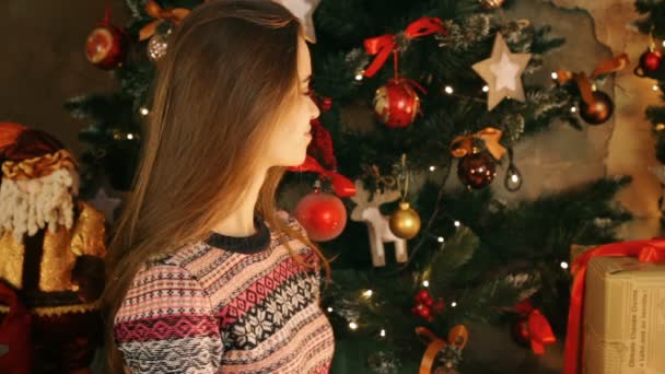 Beautiful woman in Christmas taking gift boxes — Stock Video