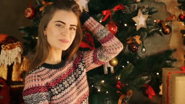 Bella donna a Natale prendere scatole regalo — Video Stock