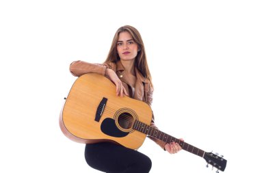 bir gitar tutan genç kadın